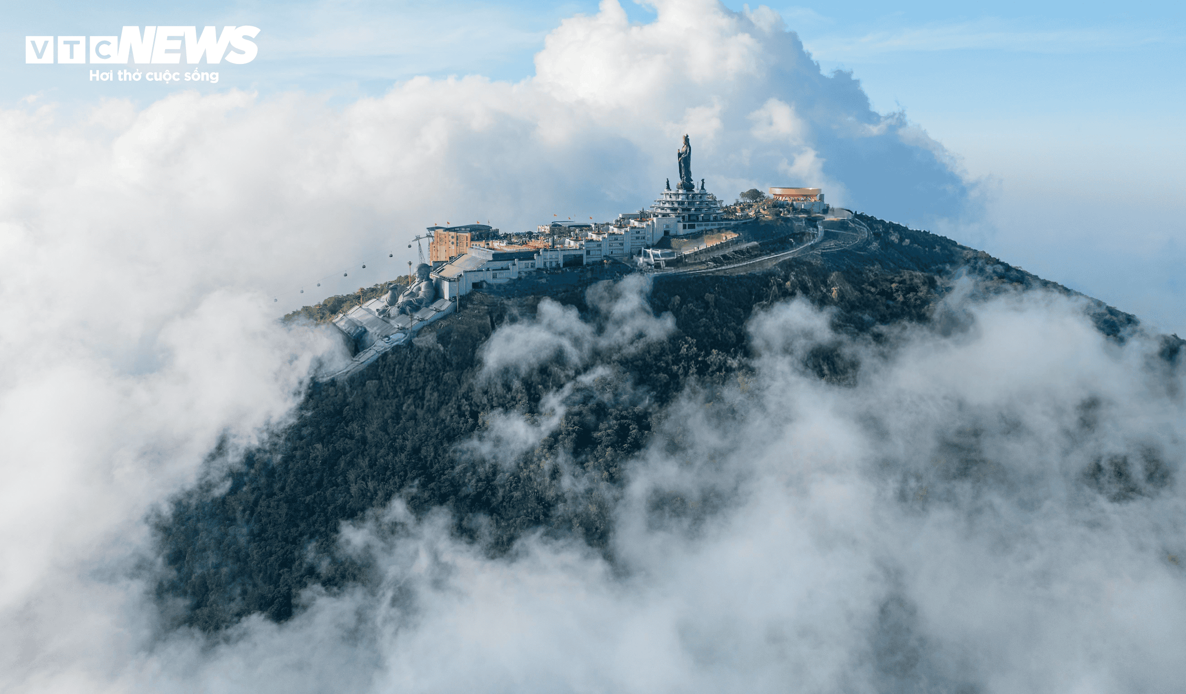 Ngắm núi Bà Đen hùng vĩ, huyền ảo từ trên cao - 4