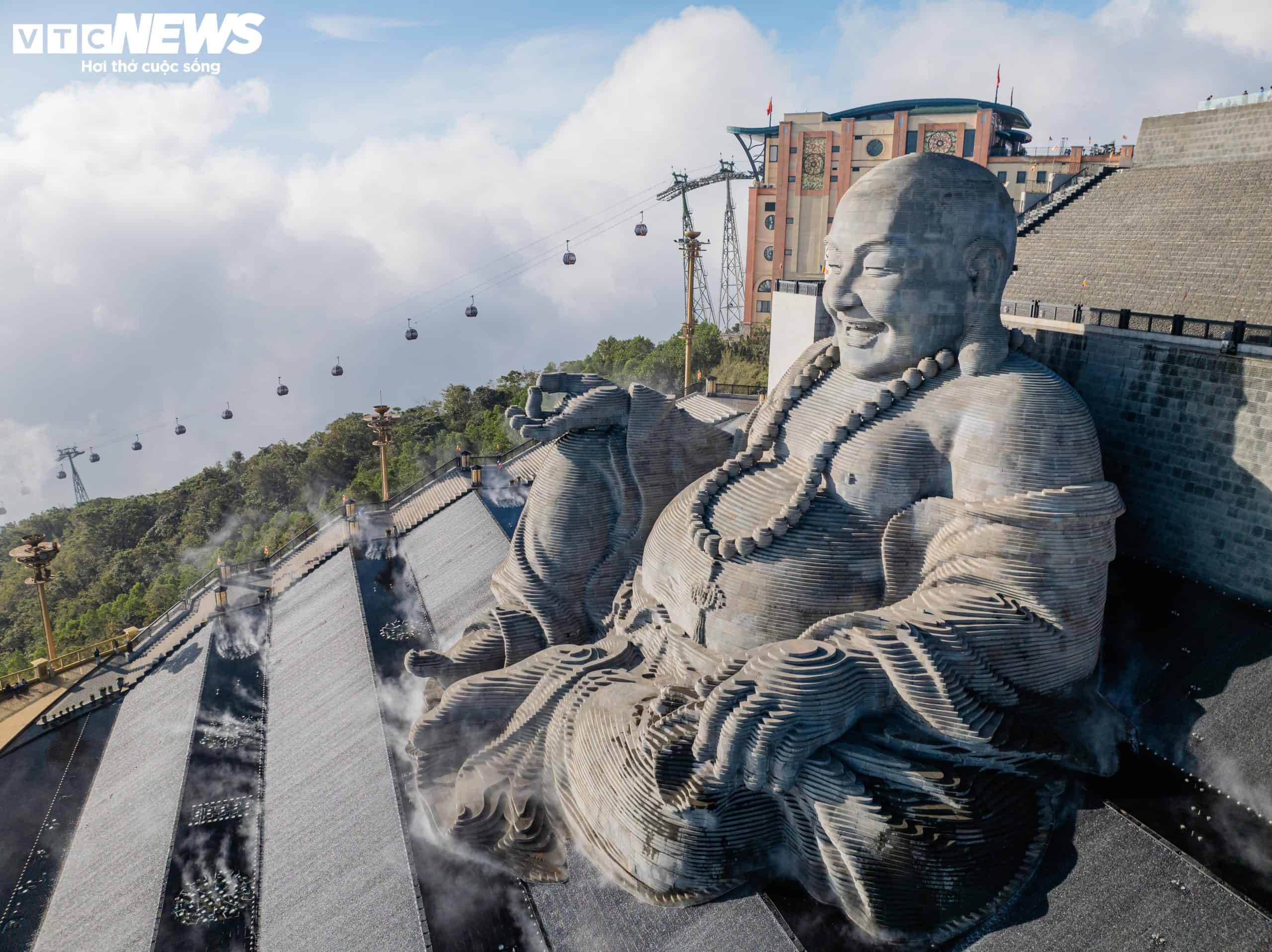 Ngắm núi Bà Đen hùng vĩ, huyền ảo từ trên cao - 7