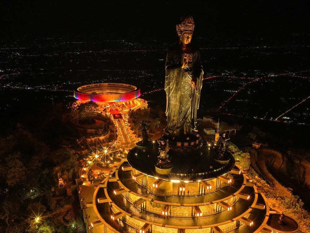 Cận cảnh tôn tượng Đức Phật Câu Na Hàm Mâu Ni mới an vị tại núi Bà Đen