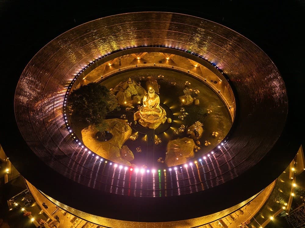 Toàn cảnh Thác Ưu Đàm với 32 cột vàng bao quanh tôn tượng