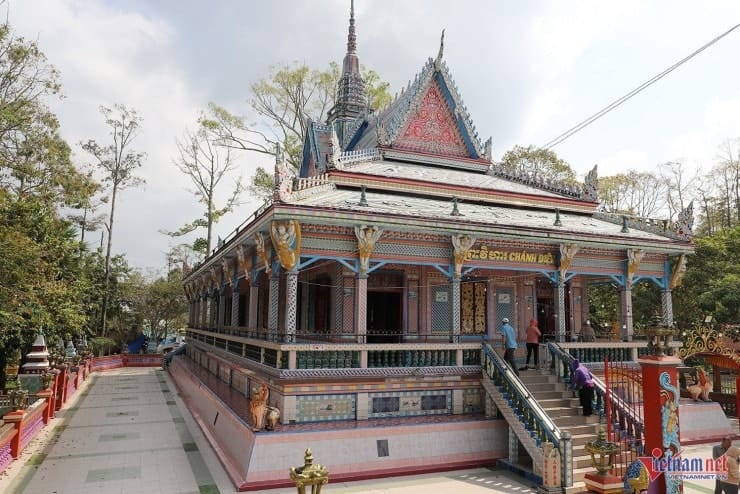 Chánh điện chùa Chén Kiểu với các chi tiết ốp sành sứ tinh xảo