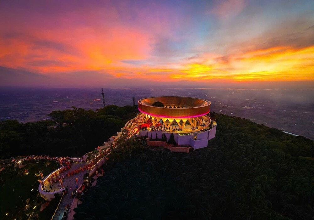 Tôn tượng ẩn mình bên trong không gian Thác Ưu Đàm