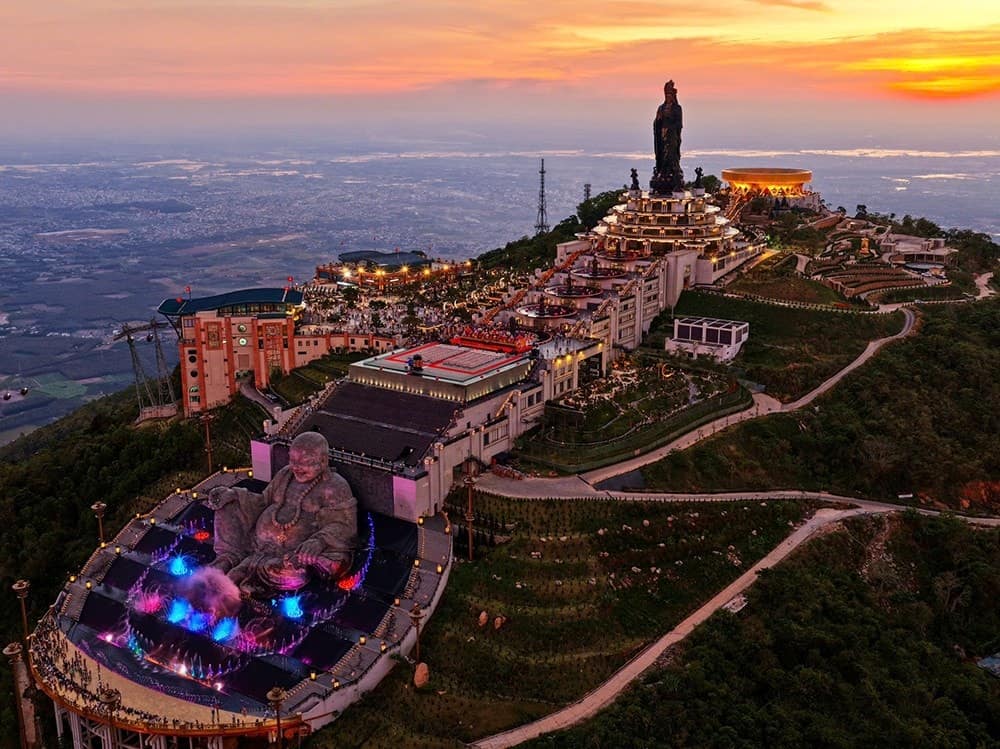 Tượng Đức Phật Câu Na Hàm Mâu Ni đại diện cho chư Phật trong quá khứ