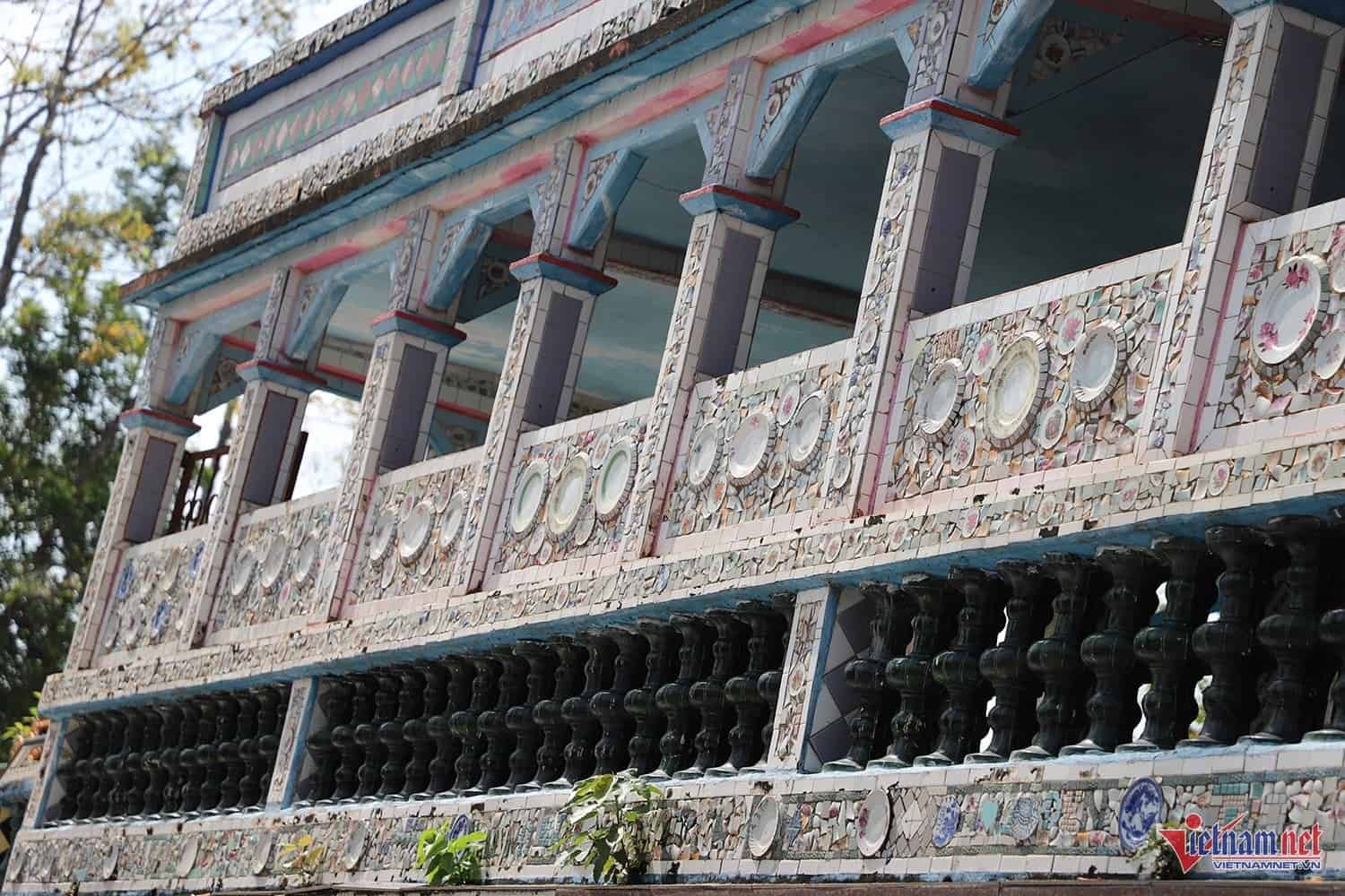 Cận cảnh các mảng tường được ghép từ mảnh chén đĩa vỡ tại chùa Chén Kiểu