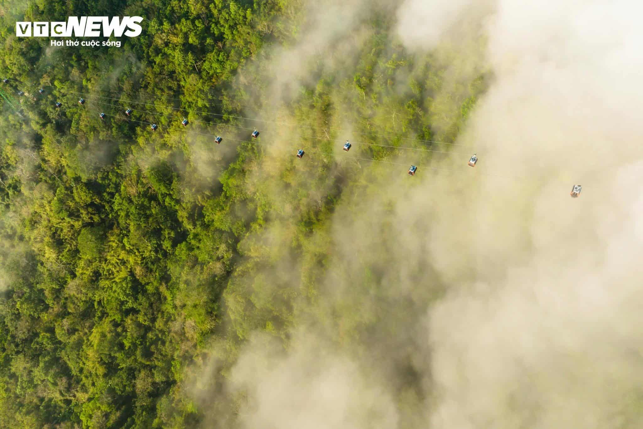 Ngắm núi Bà Đen hùng vĩ, huyền ảo từ trên cao - 9