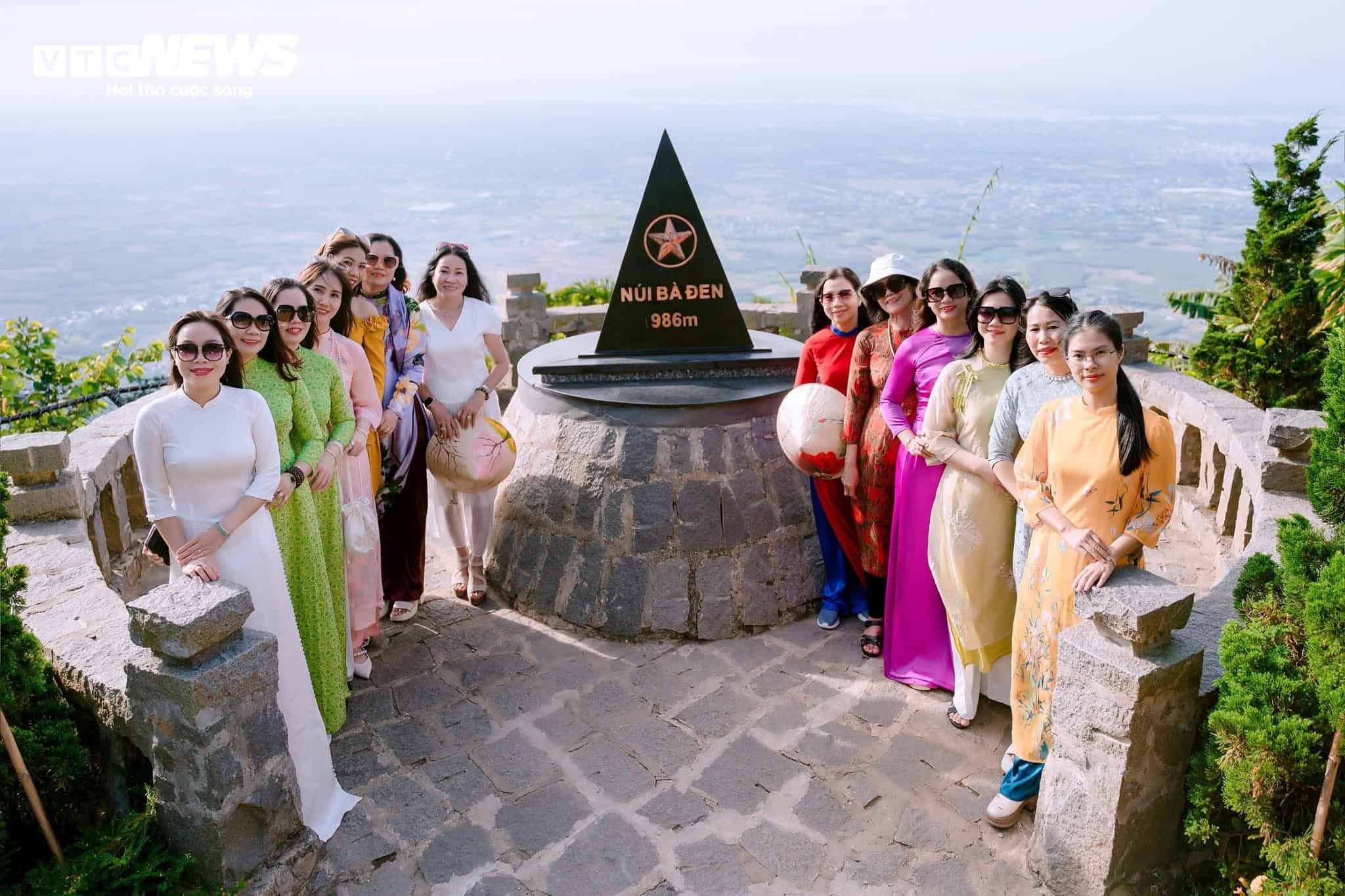 Ngắm núi Bà Đen hùng vĩ, huyền ảo từ trên cao - 14