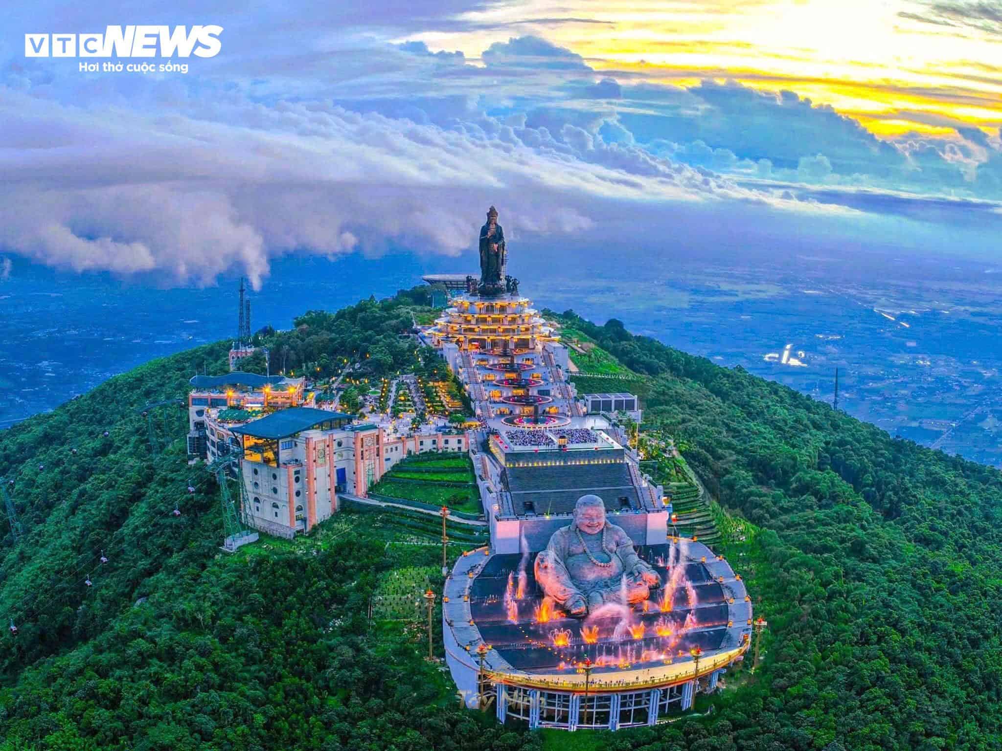 Ngắm núi Bà Đen hùng vĩ, huyền ảo từ trên cao - 5